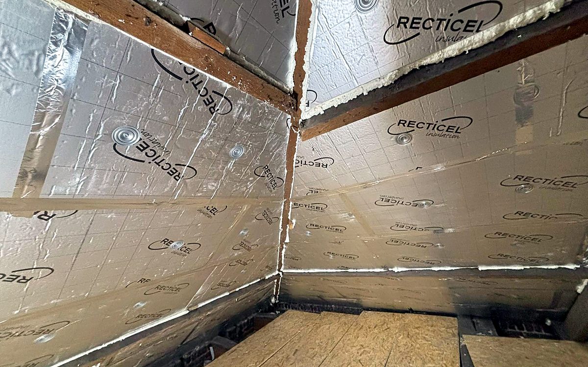 Panneaux isolants posés sous toiture