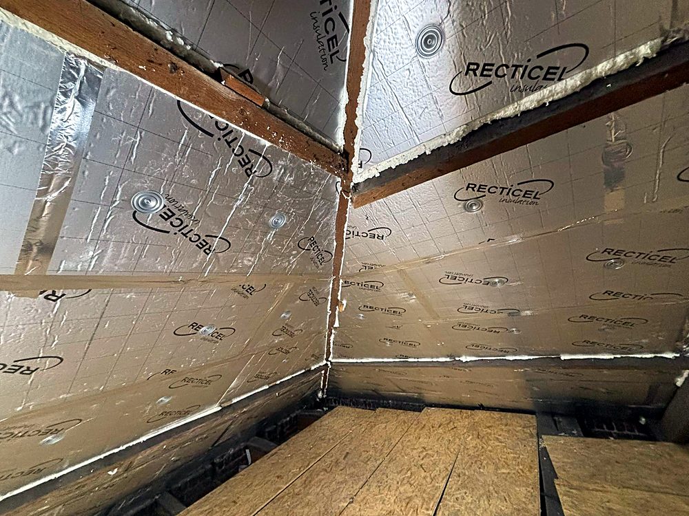 Panneaux isolants posés sous toiture par Eco Transition Belgique