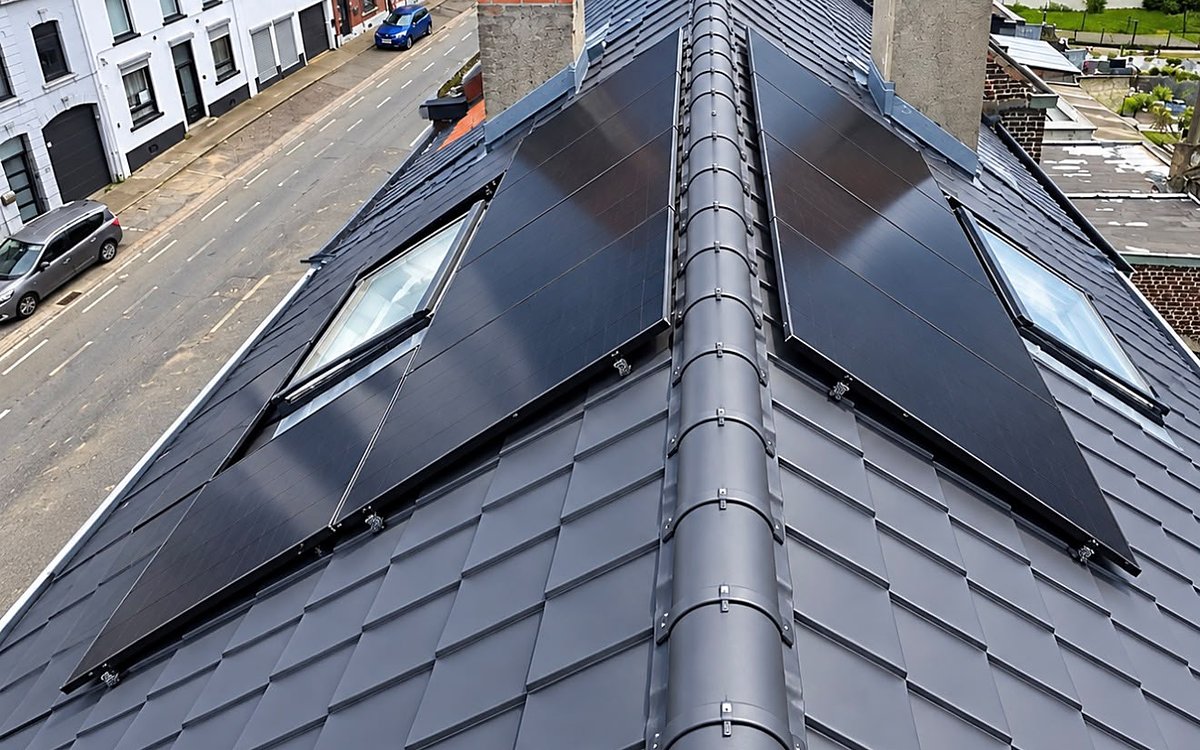 Toiture rénovée équipée de panneaux solaires